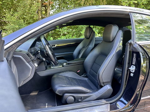 Mercedes-Benz E-Klasse Coupé 250 CGI Elegance | Parkeersensoren | Cruise Control | Stoelverwarming | 18" Lichtmetaal | Afn. Trekhaak | Elektrische Stoelen | Navigatie | Airconditioning |