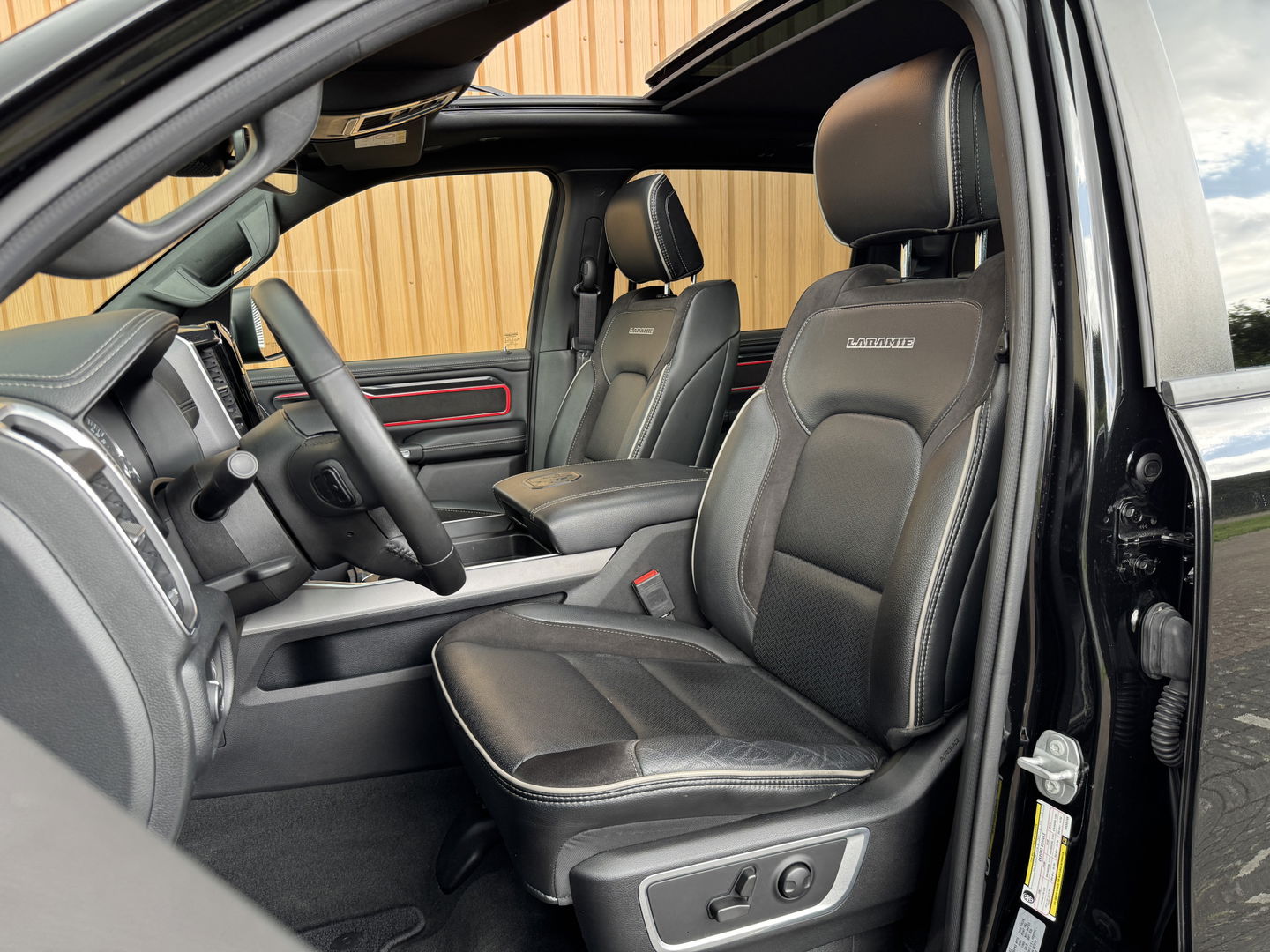 Dodge Ram 1500 5.7 V8 4x4 Crew Cab Laramie | Panoramadak | Apple Carplay | Android Auto | Side Step | 22" Lichtmetaal | Harman & Kardon | Trekhaak 3500 KG | Bullbar | Stoelverwarming / Ventilatie |