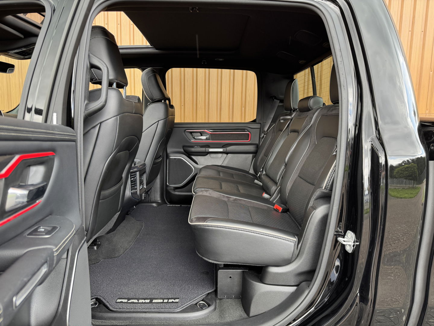 Dodge Ram 1500 5.7 V8 4x4 Crew Cab Laramie | Panoramadak | Apple Carplay | Android Auto | Side Step | 22" Lichtmetaal | Harman & Kardon | Trekhaak 3500 KG | Bullbar | Stoelverwarming / Ventilatie |
