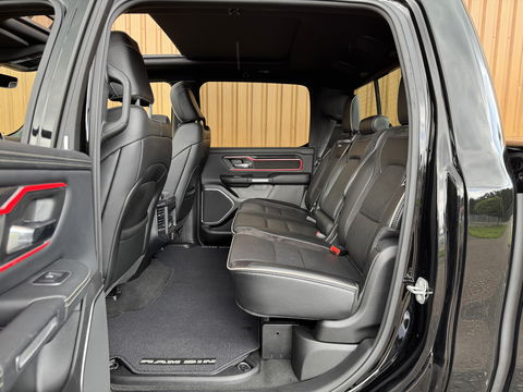 Dodge Ram 1500 5.7 V8 4x4 Crew Cab Laramie | Panoramadak | Apple Carplay | Android Auto | Side Step | 22" Lichtmetaal | Harman & Kardon | Trekhaak 3500 KG | Bullbar | Stoelverwarming / Ventilatie |