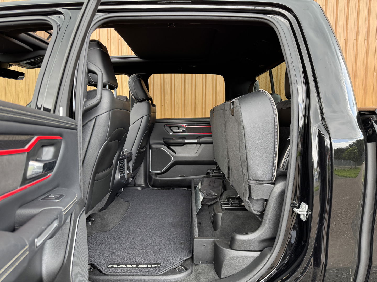 Dodge Ram 1500 5.7 V8 4x4 Crew Cab Laramie | Panoramadak | Apple Carplay | Android Auto | Side Step | 22" Lichtmetaal | Harman & Kardon | Trekhaak 3500 KG | Bullbar | Stoelverwarming / Ventilatie |