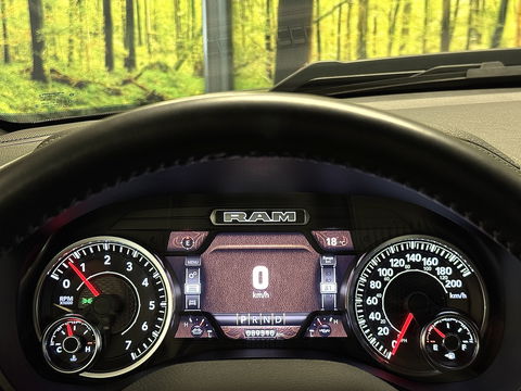 Dodge Ram 1500 5.7 V8 4x4 Crew Cab Laramie | Panoramadak | Apple Carplay | Android Auto | Side Step | 22" Lichtmetaal | Harman & Kardon | Trekhaak 3500 KG | Bullbar | Stoelverwarming / Ventilatie |