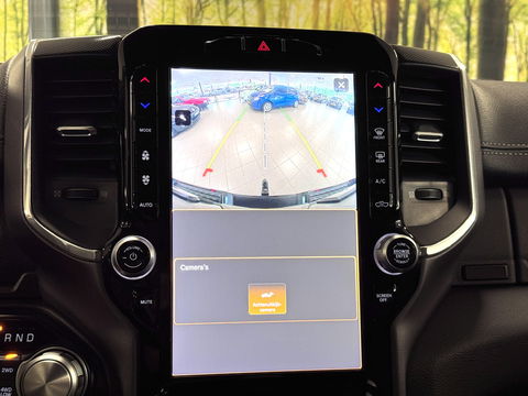 Dodge Ram 1500 5.7 V8 4x4 Crew Cab Laramie | Panoramadak | Apple Carplay | Android Auto | Side Step | 22" Lichtmetaal | Harman & Kardon | Trekhaak 3500 KG | Bullbar | Stoelverwarming / Ventilatie |