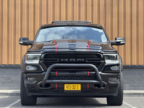 Dodge Ram 1500 5.7 V8 4x4 Crew Cab Laramie | Panoramadak | Apple Carplay | Android Auto | Side Step | 22" Lichtmetaal | Harman & Kardon | Trekhaak 3500 KG | Bullbar | Stoelverwarming / Ventilatie |