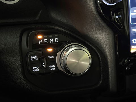 Dodge Ram 1500 5.7 V8 4x4 Crew Cab Laramie | Panoramadak | Apple Carplay | Android Auto | Side Step | 22" Lichtmetaal | Harman & Kardon | Trekhaak 3500 KG | Bullbar | Stoelverwarming / Ventilatie |