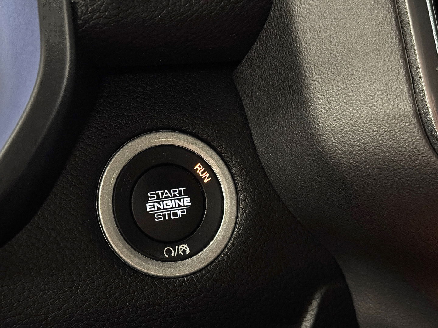 Dodge Ram 1500 5.7 V8 4x4 Crew Cab Laramie | Panoramadak | Apple Carplay | Android Auto | Side Step | 22" Lichtmetaal | Harman & Kardon | Trekhaak 3500 KG | Bullbar | Stoelverwarming / Ventilatie |