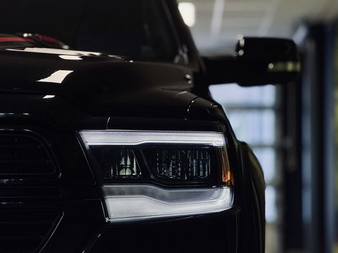 Dodge Ram 1500 5.7 V8 4x4 Crew Cab Laramie | Panoramadak | Apple Carplay | Android Auto | Side Step | 22" Lichtmetaal | Harman & Kardon | Trekhaak 3500 KG | Bullbar | Stoelverwarming / Ventilatie |