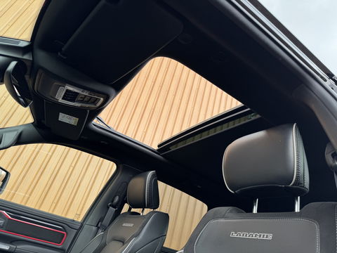 Dodge Ram 1500 5.7 V8 4x4 Crew Cab Laramie | Panoramadak | Apple Carplay | Android Auto | Side Step | 22" Lichtmetaal | Harman & Kardon | Trekhaak 3500 KG | Bullbar | Stoelverwarming / Ventilatie |
