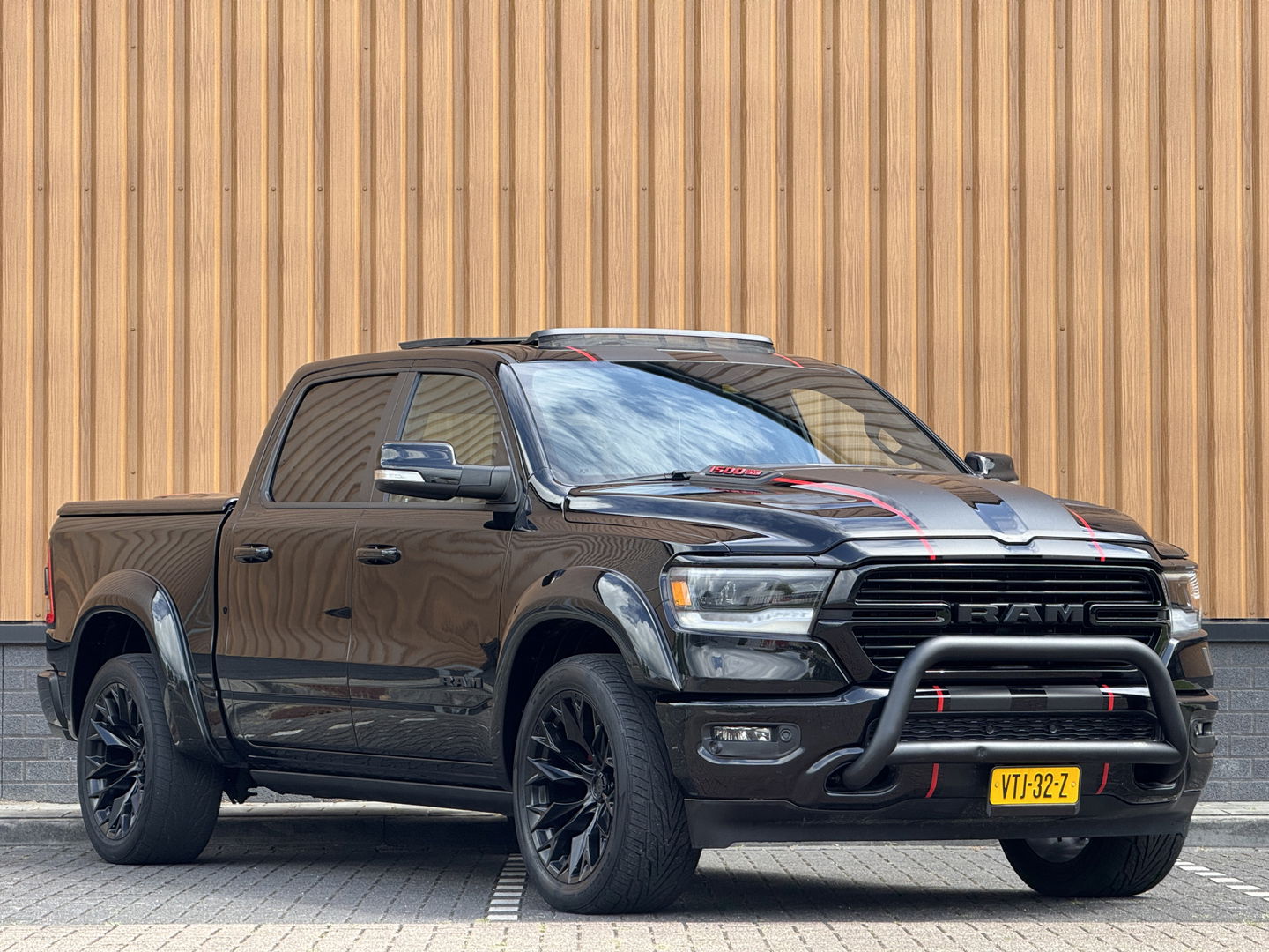 Dodge Ram 1500 5.7 V8 4x4 Crew Cab Laramie | Panoramadak | Apple Carplay | Android Auto | Side Step | 22" Lichtmetaal | Harman & Kardon | Trekhaak 3500 KG | Bullbar | Stoelverwarming / Ventilatie |