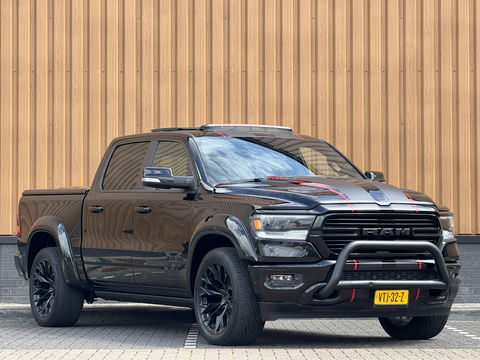 Dodge Ram 1500 5.7 V8 4x4 Crew Cab Laramie | Panoramadak | Apple Carplay | Android Auto | Side Step | 22" Lichtmetaal | Harman & Kardon | Trekhaak 3500 KG | Bullbar | Stoelverwarming / Ventilatie |