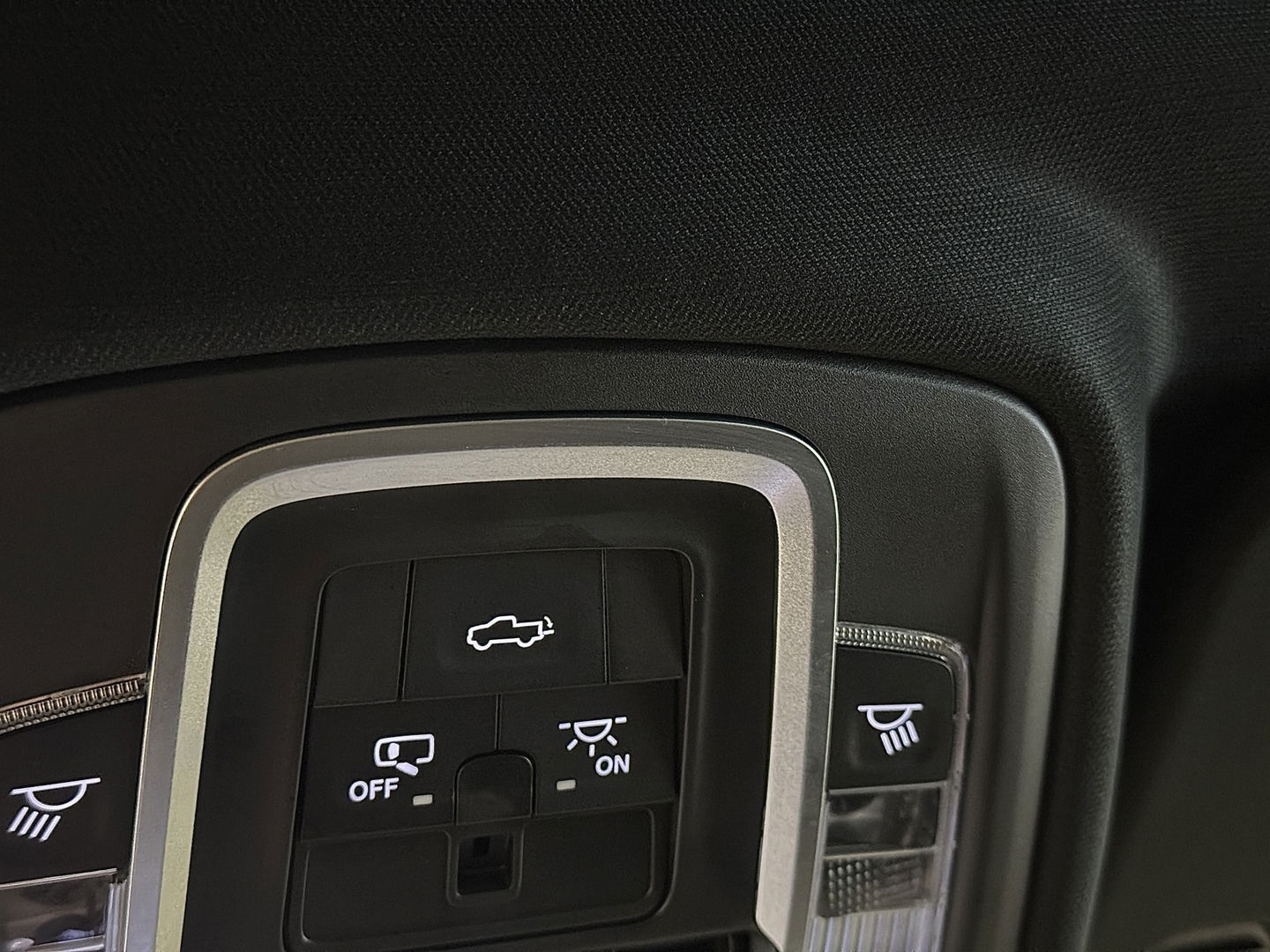 Dodge Ram 1500 5.7 V8 4x4 Crew Cab Laramie | Panoramadak | Apple Carplay | Android Auto | Side Step | 22" Lichtmetaal | Harman & Kardon | Trekhaak 3500 KG | Bullbar | Stoelverwarming / Ventilatie |