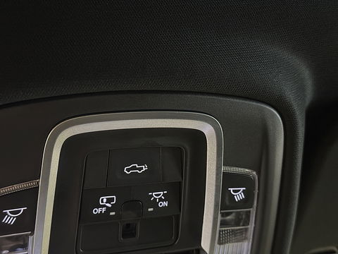 Dodge Ram 1500 5.7 V8 4x4 Crew Cab Laramie | Panoramadak | Apple Carplay | Android Auto | Side Step | 22" Lichtmetaal | Harman & Kardon | Trekhaak 3500 KG | Bullbar | Stoelverwarming / Ventilatie |