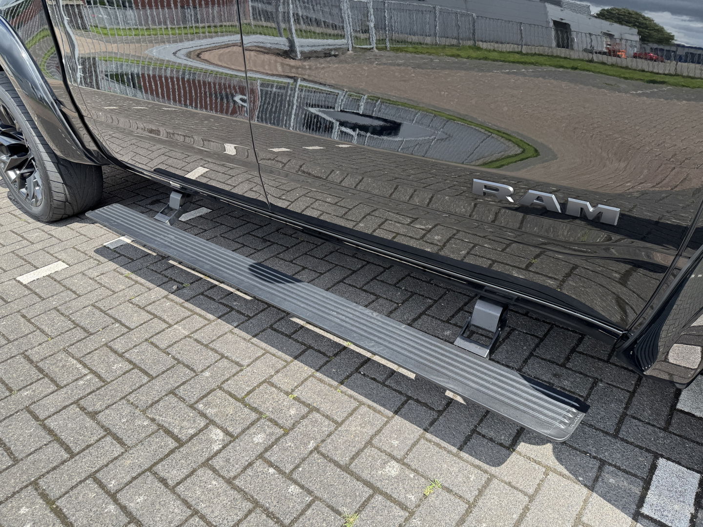 Dodge Ram 1500 5.7 V8 4x4 Crew Cab Laramie | Panoramadak | Apple Carplay | Android Auto | Side Step | 22" Lichtmetaal | Harman & Kardon | Trekhaak 3500 KG | Bullbar | Stoelverwarming / Ventilatie |