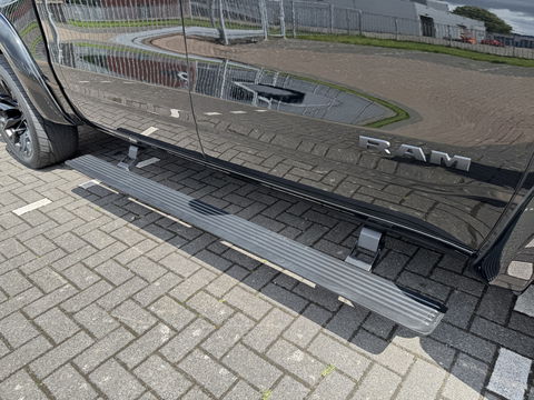 Dodge Ram 1500 5.7 V8 4x4 Crew Cab Laramie | Panoramadak | Apple Carplay | Android Auto | Side Step | 22" Lichtmetaal | Harman & Kardon | Trekhaak 3500 KG | Bullbar | Stoelverwarming / Ventilatie |