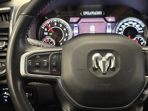 Dodge Ram 1500 5.7 V8 4x4 Crew Cab Laramie | Panoramadak | Apple Carplay | Android Auto | Side Step | 22" Lichtmetaal | Harman & Kardon | Trekhaak 3500 KG | Bullbar | Stoelverwarming / Ventilatie |