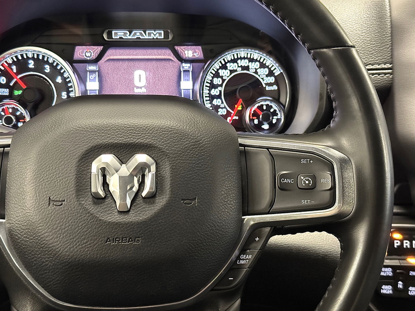 Dodge Ram 1500 5.7 V8 4x4 Crew Cab Laramie | Panoramadak | Apple Carplay | Android Auto | Side Step | 22" Lichtmetaal | Harman & Kardon | Trekhaak 3500 KG | Bullbar | Stoelverwarming / Ventilatie |