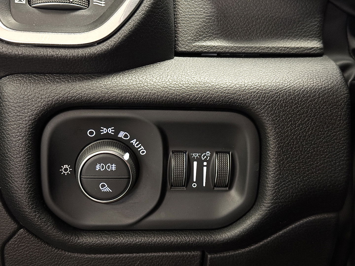 Dodge Ram 1500 5.7 V8 4x4 Crew Cab Laramie | Panoramadak | Apple Carplay | Android Auto | Side Step | 22" Lichtmetaal | Harman & Kardon | Trekhaak 3500 KG | Bullbar | Stoelverwarming / Ventilatie |
