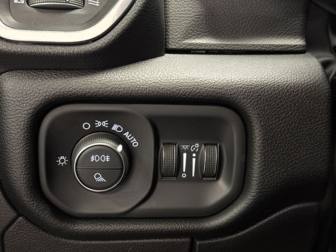 Dodge Ram 1500 5.7 V8 4x4 Crew Cab Laramie | Panoramadak | Apple Carplay | Android Auto | Side Step | 22" Lichtmetaal | Harman & Kardon | Trekhaak 3500 KG | Bullbar | Stoelverwarming / Ventilatie |