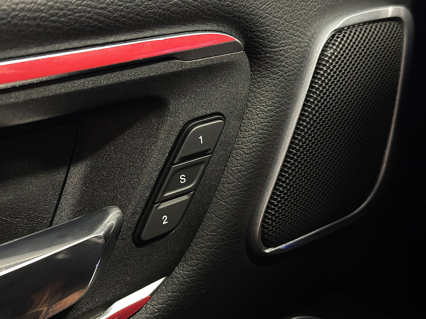 Dodge Ram 1500 5.7 V8 4x4 Crew Cab Laramie | Panoramadak | Apple Carplay | Android Auto | Side Step | 22" Lichtmetaal | Harman & Kardon | Trekhaak 3500 KG | Bullbar | Stoelverwarming / Ventilatie |