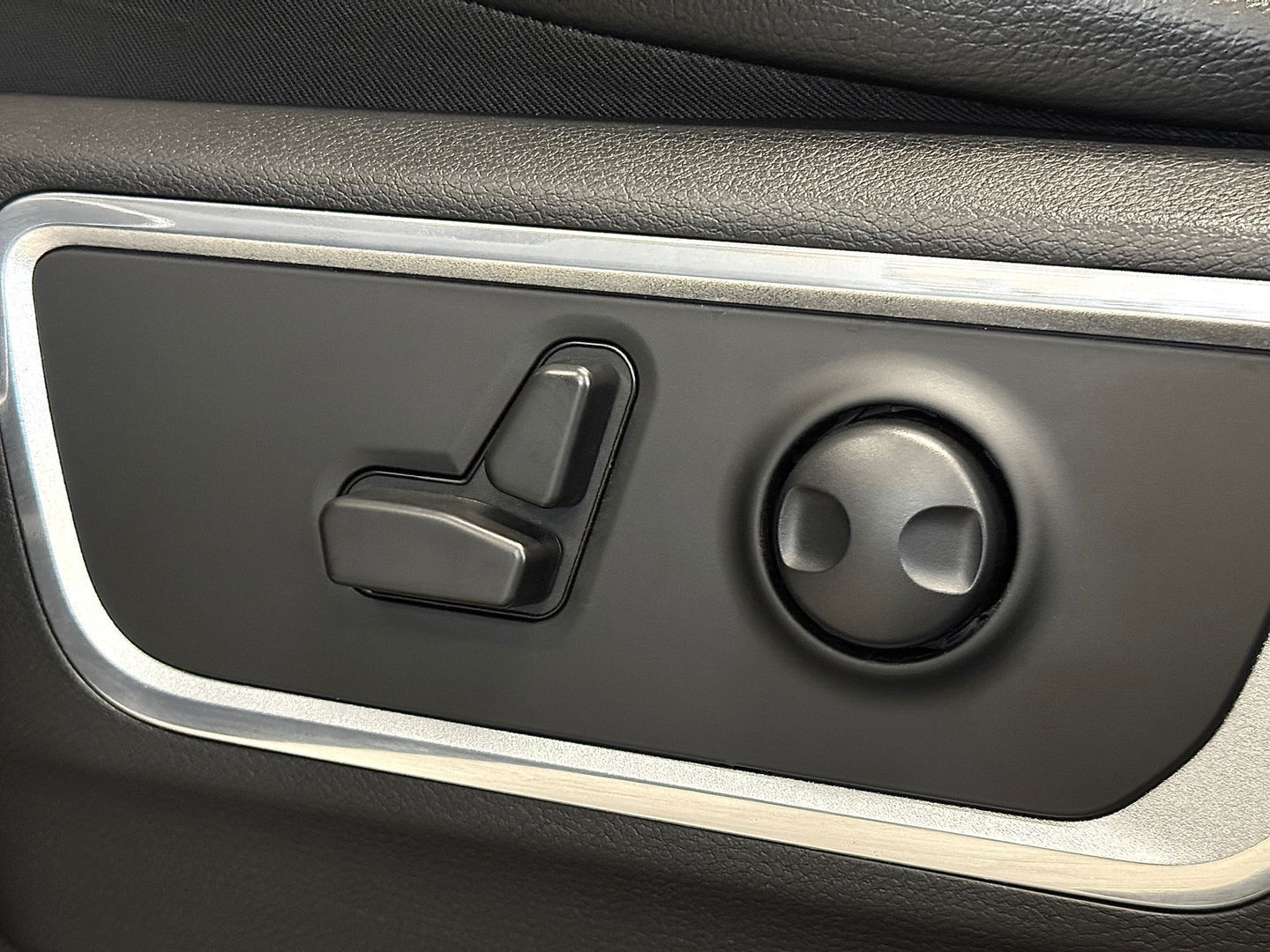 Dodge Ram 1500 5.7 V8 4x4 Crew Cab Laramie | Panoramadak | Apple Carplay | Android Auto | Side Step | 22" Lichtmetaal | Harman & Kardon | Trekhaak 3500 KG | Bullbar | Stoelverwarming / Ventilatie |