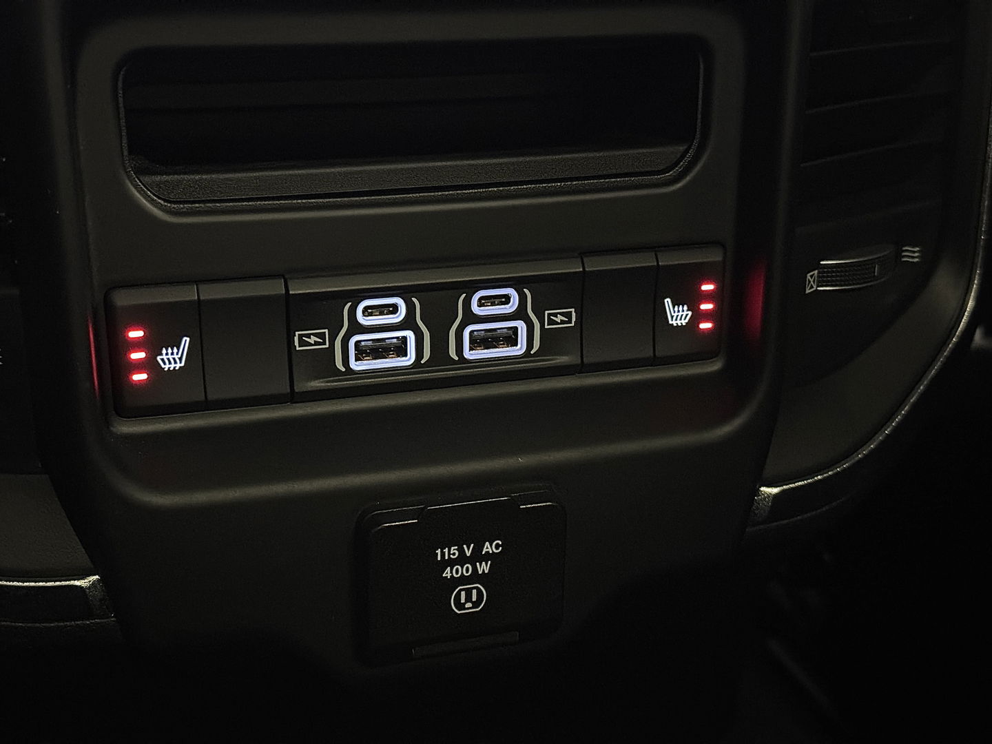 Dodge Ram 1500 5.7 V8 4x4 Crew Cab Laramie | Panoramadak | Apple Carplay | Android Auto | Side Step | 22" Lichtmetaal | Harman & Kardon | Trekhaak 3500 KG | Bullbar | Stoelverwarming / Ventilatie |