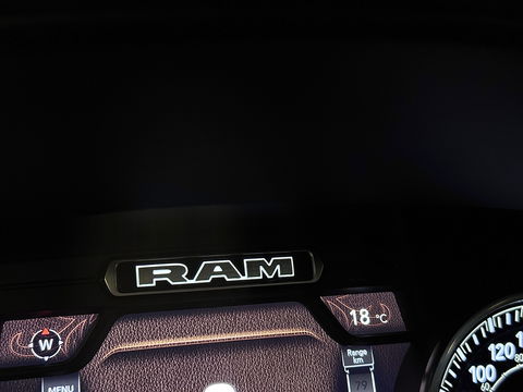 Dodge Ram 1500 5.7 V8 4x4 Crew Cab Laramie | Panoramadak | Apple Carplay | Android Auto | Side Step | 22" Lichtmetaal | Harman & Kardon | Trekhaak 3500 KG | Bullbar | Stoelverwarming / Ventilatie |