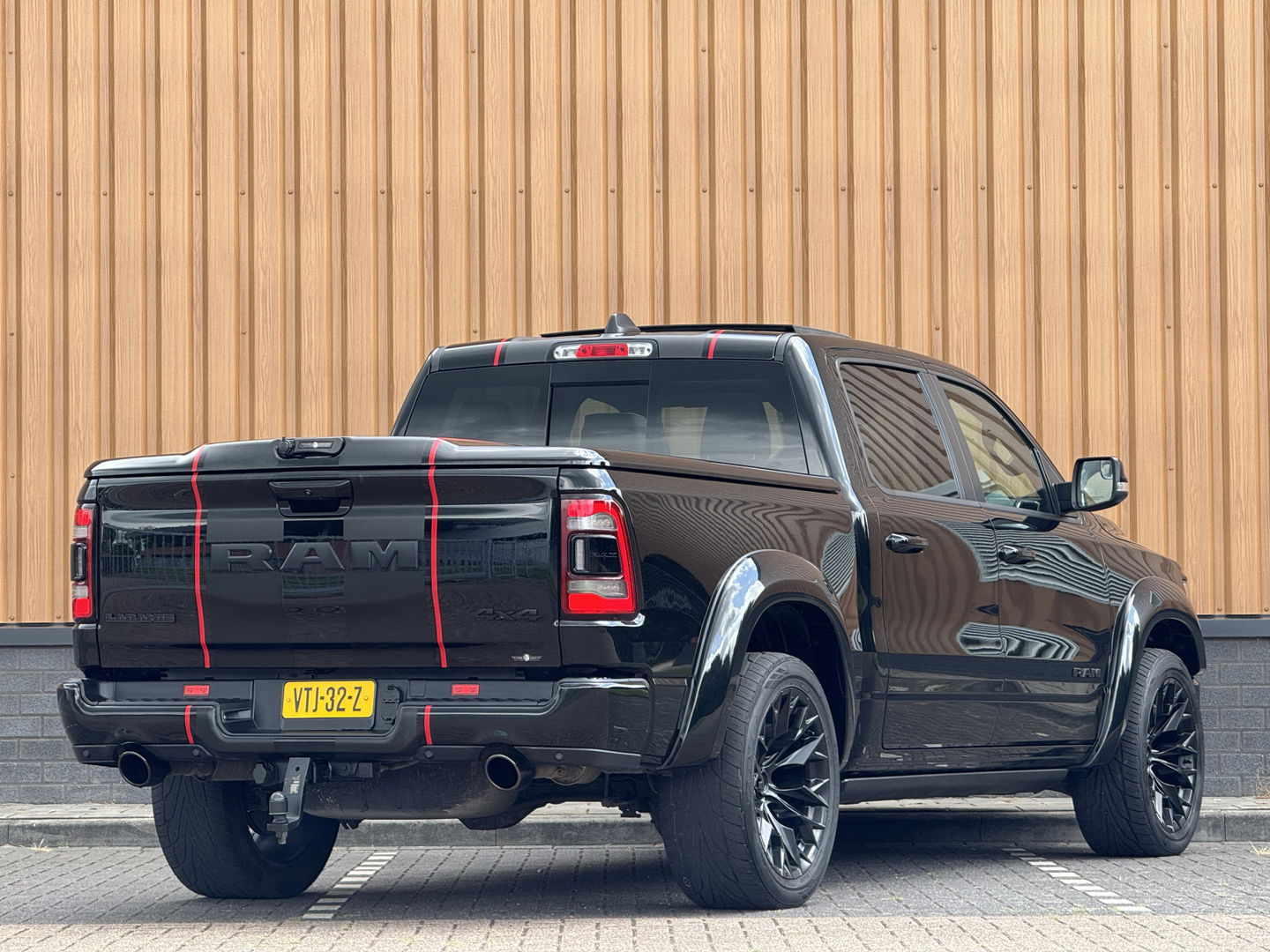 Dodge Ram 1500 5.7 V8 4x4 Crew Cab Laramie | Panoramadak | Apple Carplay | Android Auto | Side Step | 22" Lichtmetaal | Harman & Kardon | Trekhaak 3500 KG | Bullbar | Stoelverwarming / Ventilatie |