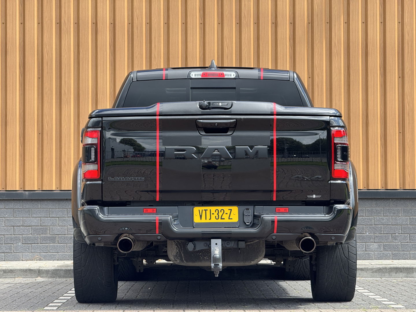 Dodge Ram 1500 5.7 V8 4x4 Crew Cab Laramie | Panoramadak | Apple Carplay | Android Auto | Side Step | 22" Lichtmetaal | Harman & Kardon | Trekhaak 3500 KG | Bullbar | Stoelverwarming / Ventilatie |