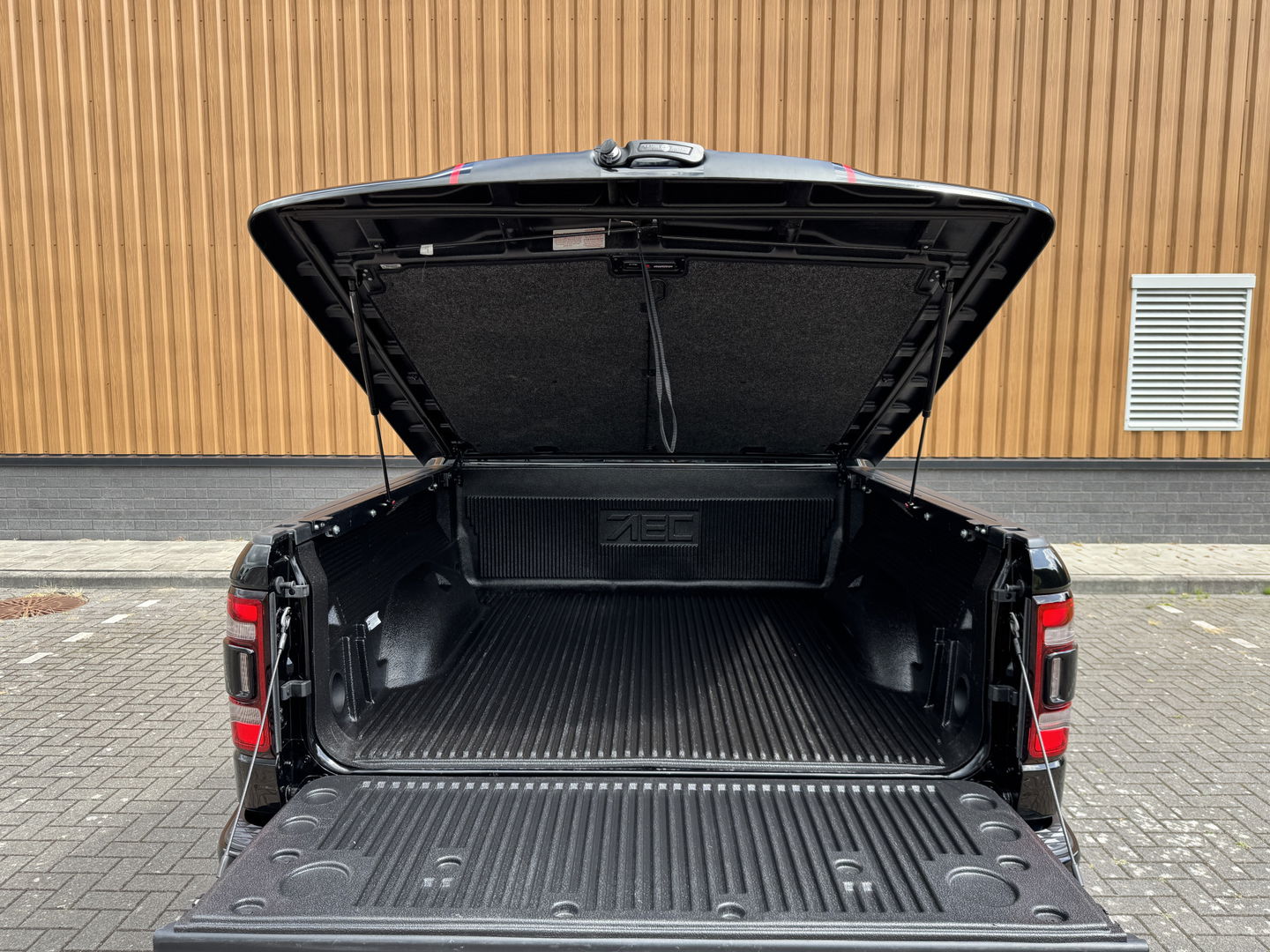 Dodge Ram 1500 5.7 V8 4x4 Crew Cab Laramie | Panoramadak | Apple Carplay | Android Auto | Side Step | 22" Lichtmetaal | Harman & Kardon | Trekhaak 3500 KG | Bullbar | Stoelverwarming / Ventilatie |