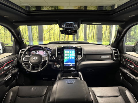 Dodge Ram 1500 5.7 V8 4x4 Crew Cab Laramie | Panoramadak | Apple Carplay | Android Auto | Side Step | 22" Lichtmetaal | Harman & Kardon | Trekhaak 3500 KG | Bullbar | Stoelverwarming / Ventilatie |