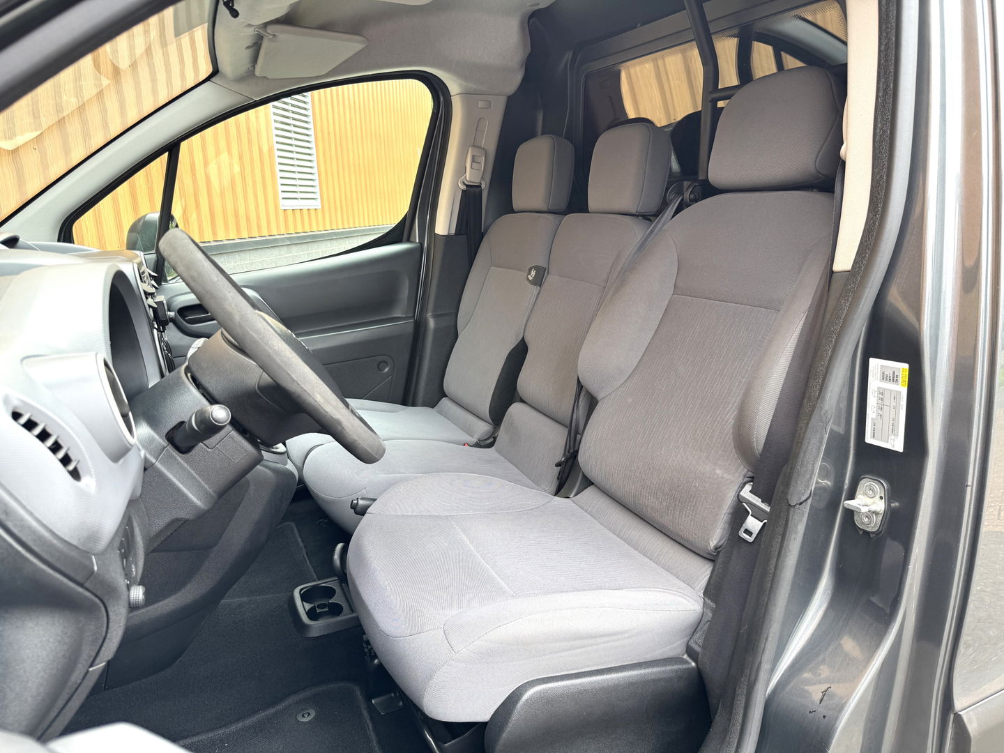 Peugeot Partner 120 1.6 HDi 75 L1 XR | 1e Eigenaar | 3 Persoons | Airconditioning | Parrot | Trekhaak | Elektrische Ramen | Elektrische Spiegels | USB | AUX |