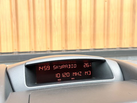 Peugeot Partner 120 1.6 HDi 75 L1 XR | 1e Eigenaar | 3 Persoons | Airconditioning | Parrot | Trekhaak | Elektrische Ramen | Elektrische Spiegels | USB | AUX |
