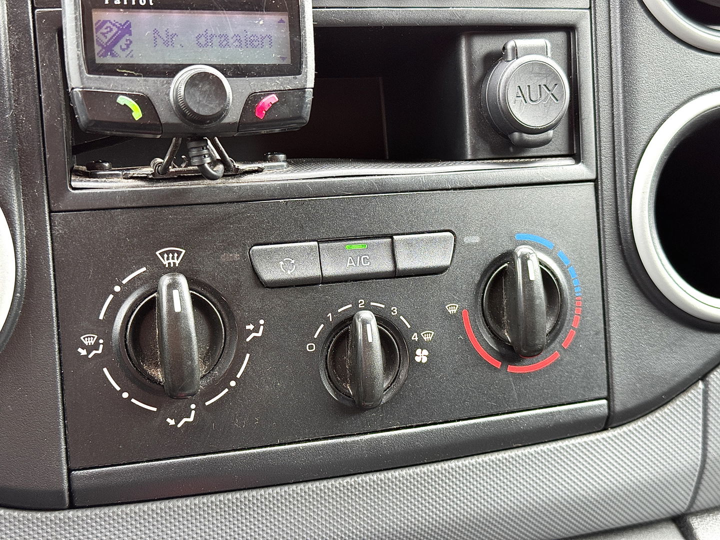 Peugeot Partner 120 1.6 HDi 75 L1 XR | 1e Eigenaar | 3 Persoons | Airconditioning | Parrot | Trekhaak | Elektrische Ramen | Elektrische Spiegels | USB | AUX |