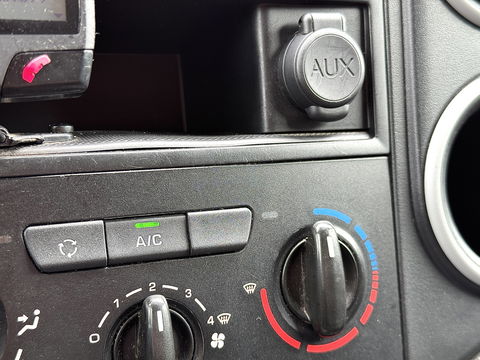 Peugeot Partner 120 1.6 HDi 75 L1 XR | 1e Eigenaar | 3 Persoons | Airconditioning | Parrot | Trekhaak | Elektrische Ramen | Elektrische Spiegels | USB | AUX |