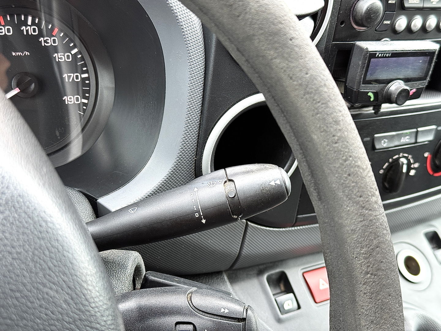 Peugeot Partner 120 1.6 HDi 75 L1 XR | 1e Eigenaar | 3 Persoons | Airconditioning | Parrot | Trekhaak | Elektrische Ramen | Elektrische Spiegels | USB | AUX |