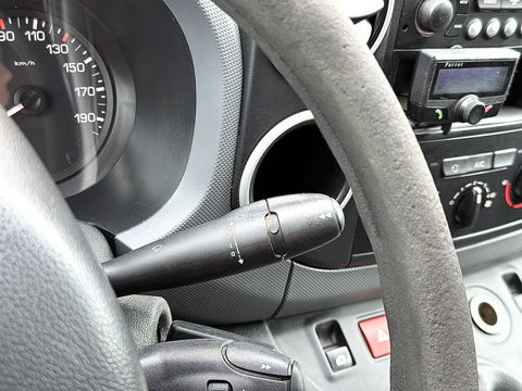 Peugeot Partner 120 1.6 HDi 75 L1 XR | 1e Eigenaar | 3 Persoons | Airconditioning | Parrot | Trekhaak | Elektrische Ramen | Elektrische Spiegels | USB | AUX |