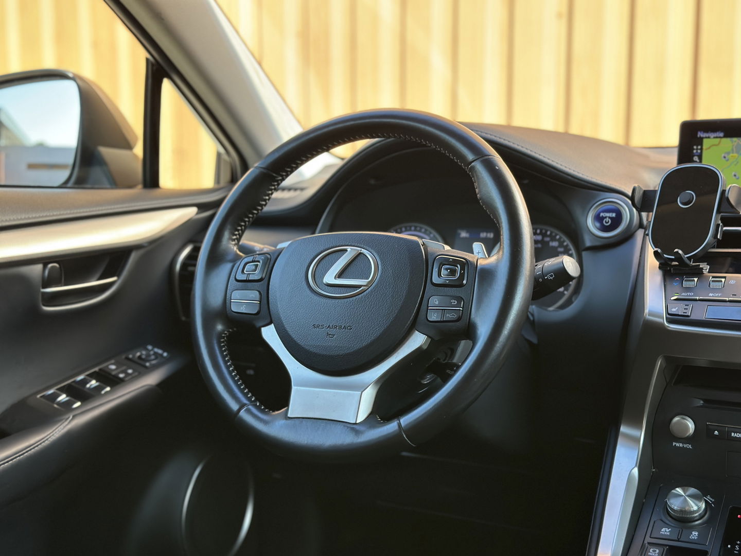 Lexus NX 300h AWD Luxury Line | Schuif/Kanteldak | Cruise Control | Achteruitrijcamera | Keyless Go/Entry | Apple Carplay/Android Auto | Parkeersensoren | DAB | Bluetooth | Stoelverwarming |