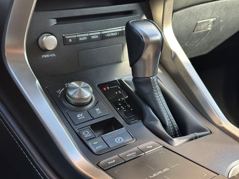 Lexus NX 300h AWD Luxury Line | Schuif/Kanteldak | Cruise Control | Achteruitrijcamera | Keyless Go/Entry | Apple Carplay/Android Auto | Parkeersensoren | DAB | Bluetooth | Stoelverwarming |