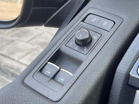 Volkswagen Transporter Multivan 2.0 TDI L1H1 4Motion Highline | 7 Persoons | Elektrische Schuifdeuren | Achteruitrijcamera | Adaptieve Cruise Control | Dodehoek Detector | Dynaudio | Apple Carplay/Android Auto | Stoelverwarming |