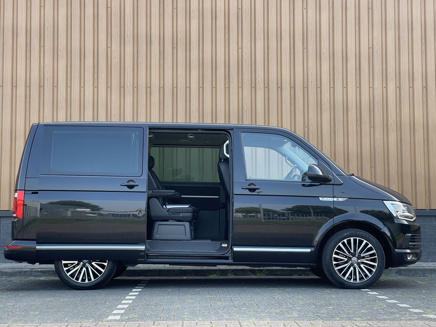 Volkswagen Transporter Multivan 2.0 TDI L1H1 4Motion Highline | 7 Persoons | Elektrische Schuifdeuren | Achteruitrijcamera | Adaptieve Cruise Control | Dodehoek Detector | Dynaudio | Apple Carplay/Android Auto | Stoelverwarming |