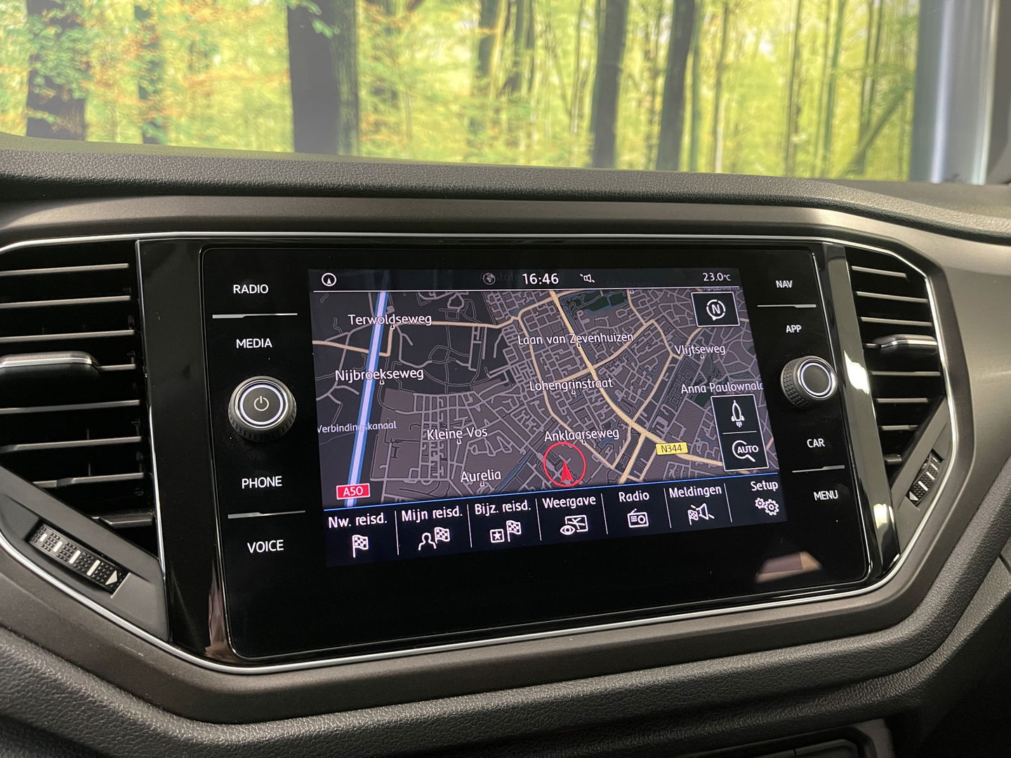 Volkswagen T-Roc 1.0 TSI Style | Trekhaak | Adaptieve Cruise Control | Parkeersensoren | Apple Carplay/Android Auto | Lane Assist | Navigatie | DAB | Airconditioning |