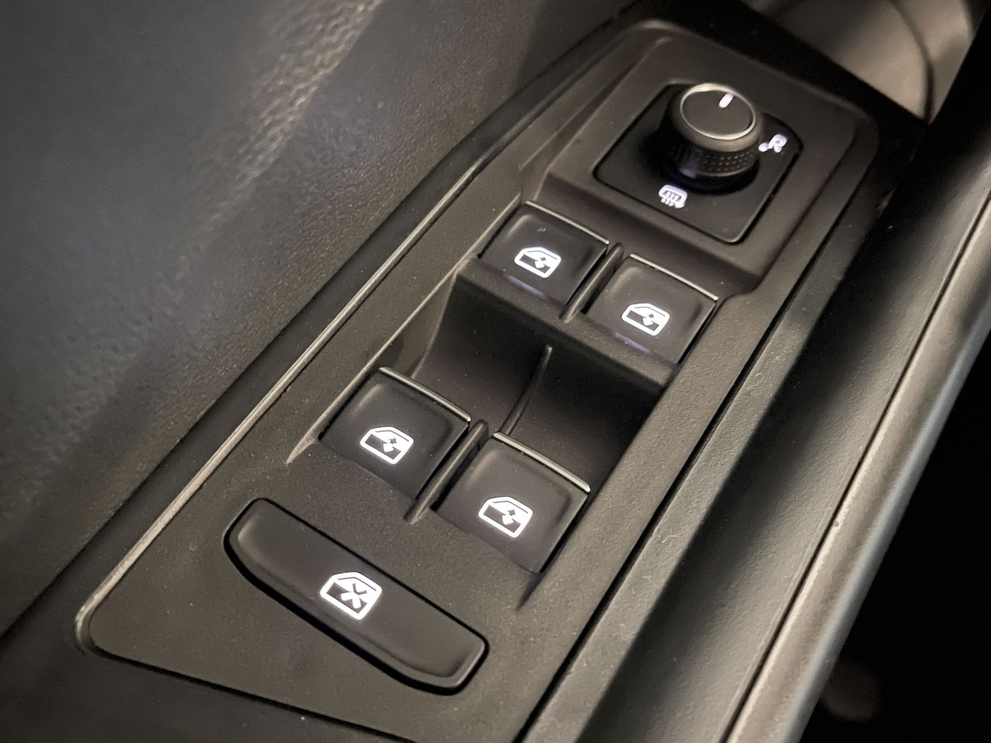 Volkswagen T-Roc 1.0 TSI Style | Trekhaak | Adaptieve Cruise Control | Parkeersensoren | Apple Carplay/Android Auto | Lane Assist | Navigatie | DAB | Airconditioning |