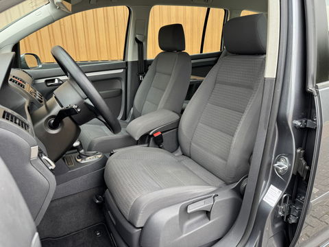 Volkswagen Touran 2.0-16V FSI Trendline | Trekhaak | Cruise Control | Parkeersensoren Achter | Airconditioning | Radio/CD-Speler | Isofix | Elektrische Ramen |