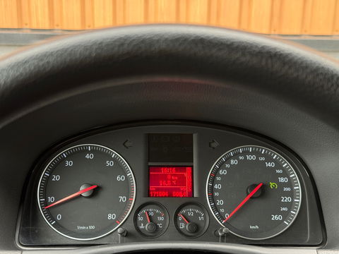 Volkswagen Touran 2.0-16V FSI Trendline | Trekhaak | Cruise Control | Parkeersensoren Achter | Airconditioning | Radio/CD-Speler | Isofix | Elektrische Ramen |