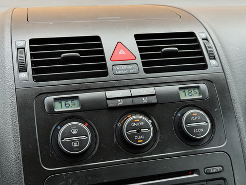 Volkswagen Touran 2.0-16V FSI Trendline | Trekhaak | Cruise Control | Parkeersensoren Achter | Airconditioning | Radio/CD-Speler | Isofix | Elektrische Ramen |