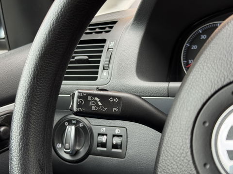 Volkswagen Touran 2.0-16V FSI Trendline | Trekhaak | Cruise Control | Parkeersensoren Achter | Airconditioning | Radio/CD-Speler | Isofix | Elektrische Ramen |