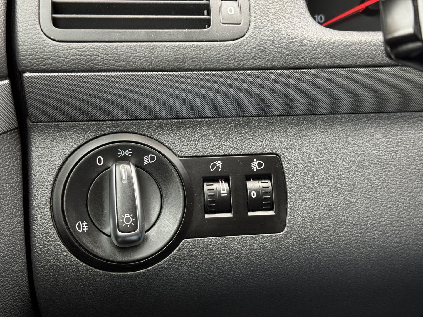 Volkswagen Touran 2.0-16V FSI Trendline | Trekhaak | Cruise Control | Parkeersensoren Achter | Airconditioning | Radio/CD-Speler | Isofix | Elektrische Ramen |
