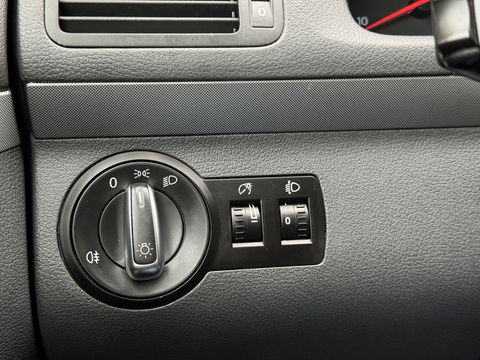Volkswagen Touran 2.0-16V FSI Trendline | Trekhaak | Cruise Control | Parkeersensoren Achter | Airconditioning | Radio/CD-Speler | Isofix | Elektrische Ramen |