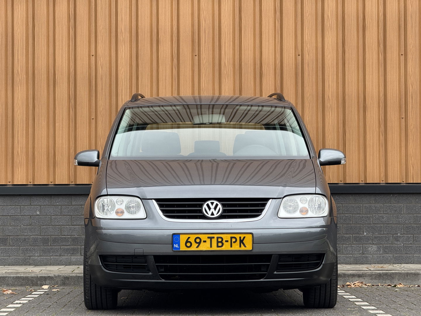 Volkswagen Touran 2.0-16V FSI Trendline | Trekhaak | Cruise Control | Parkeersensoren Achter | Airconditioning | Radio/CD-Speler | Isofix | Elektrische Ramen |