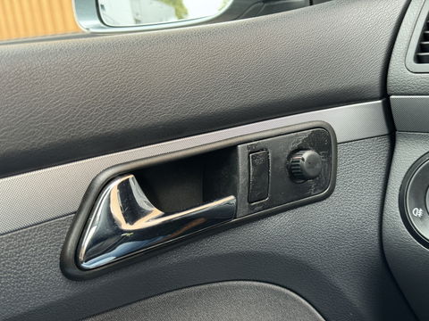 Volkswagen Touran 2.0-16V FSI Trendline | Trekhaak | Cruise Control | Parkeersensoren Achter | Airconditioning | Radio/CD-Speler | Isofix | Elektrische Ramen |